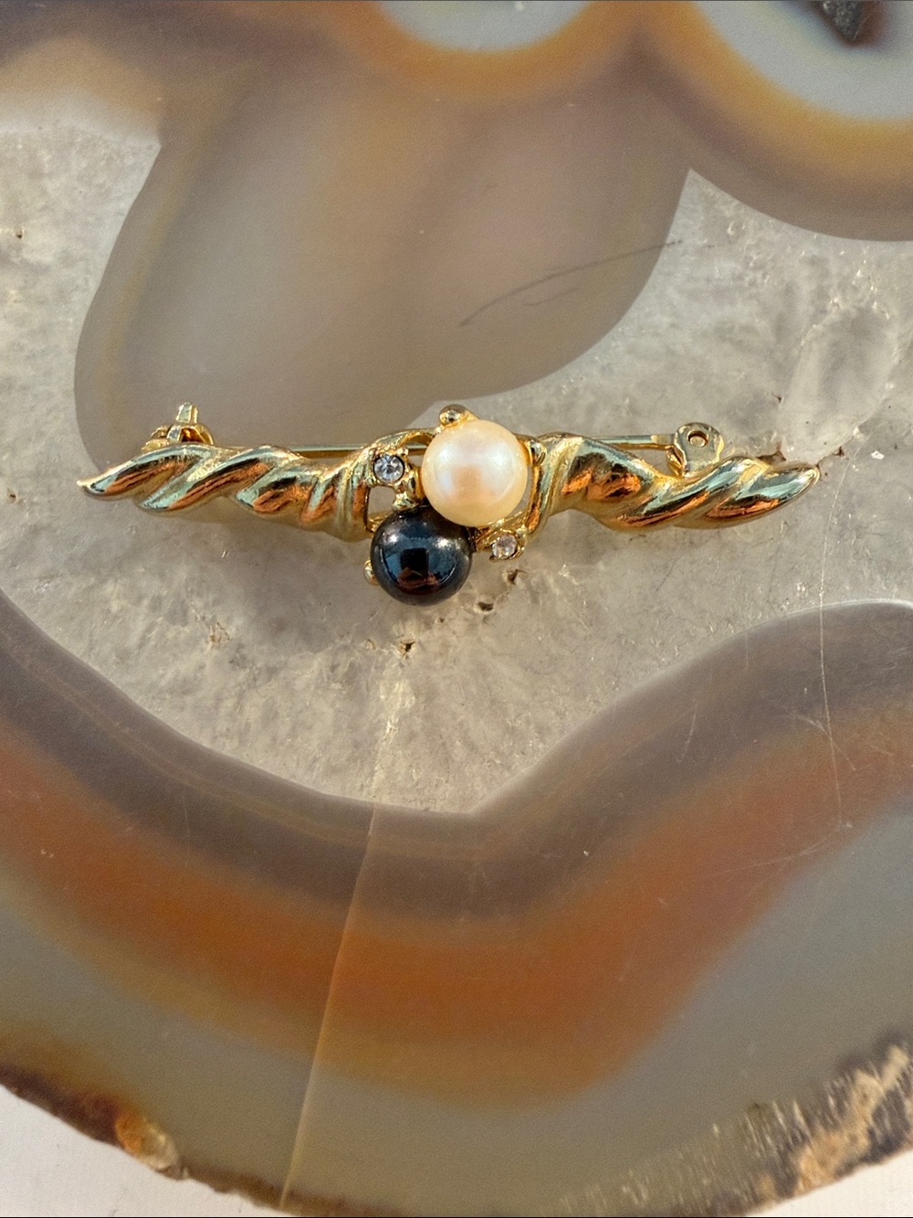 Vintage 1928 Pearl Dainty Gold Tone pin brooch Guc 1.75” wide